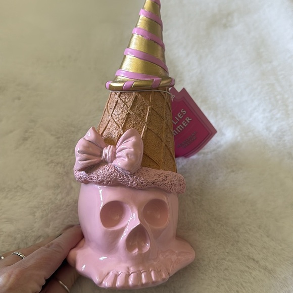 ☠️🍦NEW SUMMERWEEN UPSIDE DOWN MELTED ICE CREAM CONES INTO SKULLS☠️🍦 - Picture 5 of 7